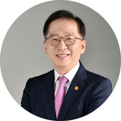 서서 웃고있는 조승환 장관